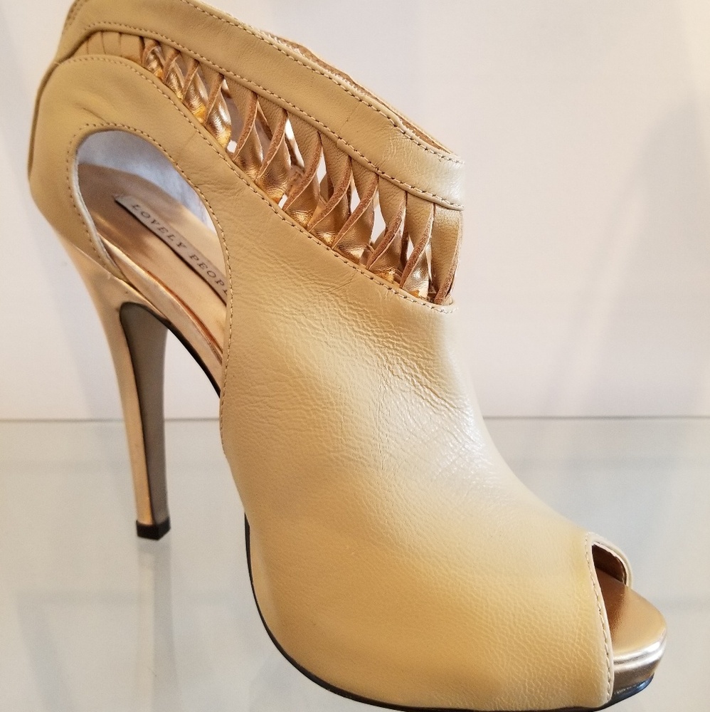 Creme platform bootie